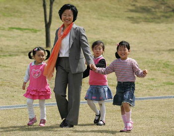 성남시 율동공원에서. 김미희 후보. 